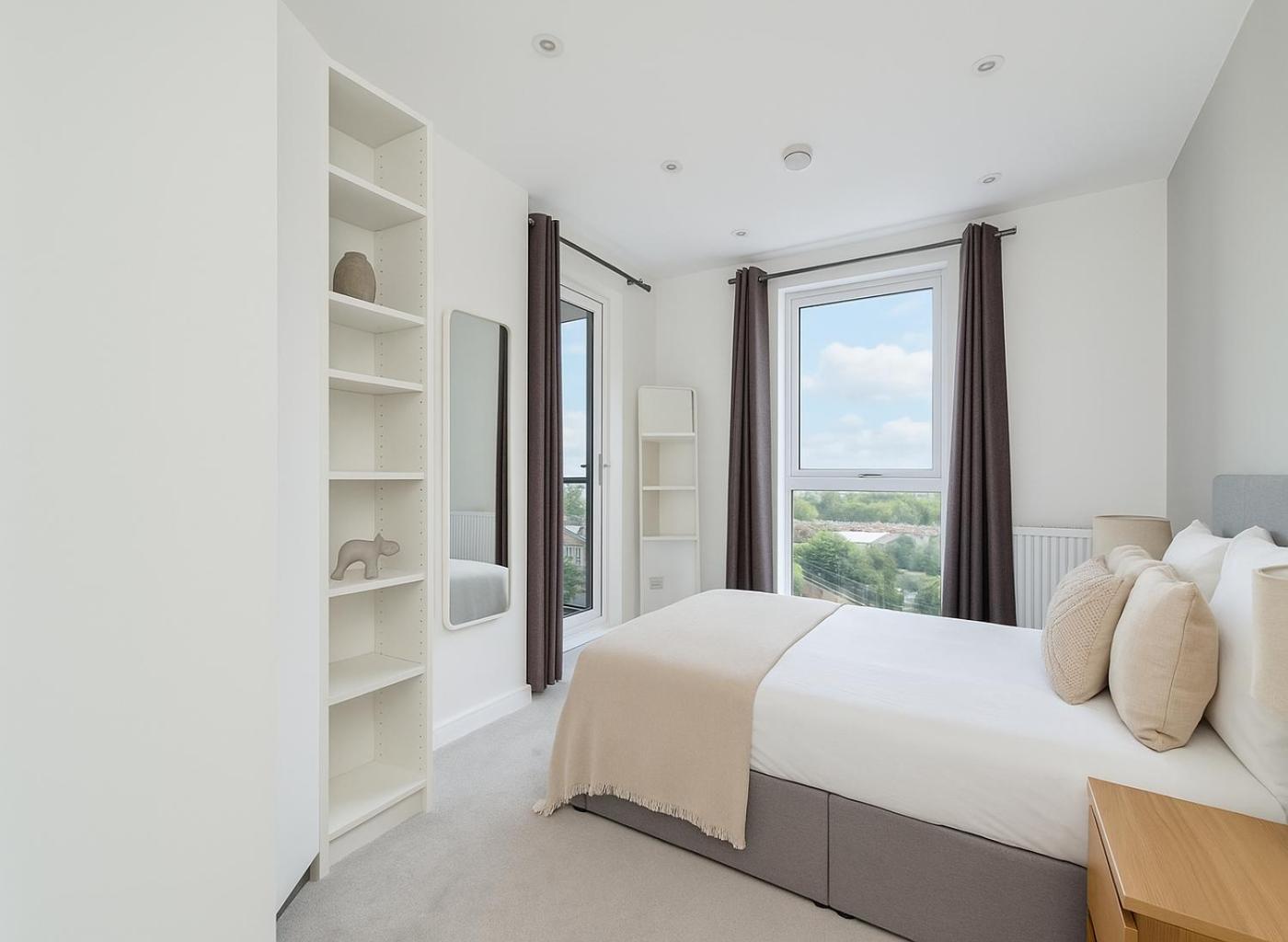 Modern In Colindale Apartment